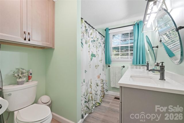 1690 26th Street NE, Hickory, NC 28601