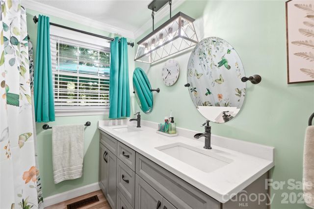 1690 26th Street NE, Hickory, NC 28601