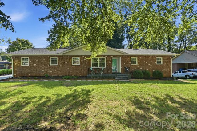 1690 26th Street NE, Hickory, NC 28601