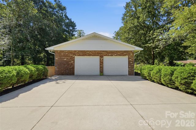 1690 26th Street NE, Hickory, NC 28601