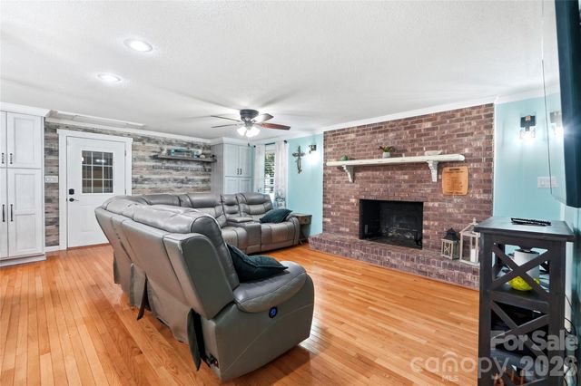 1690 26th Street NE, Hickory, NC 28601