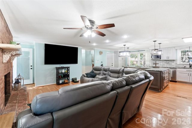 1690 26th Street NE, Hickory, NC 28601