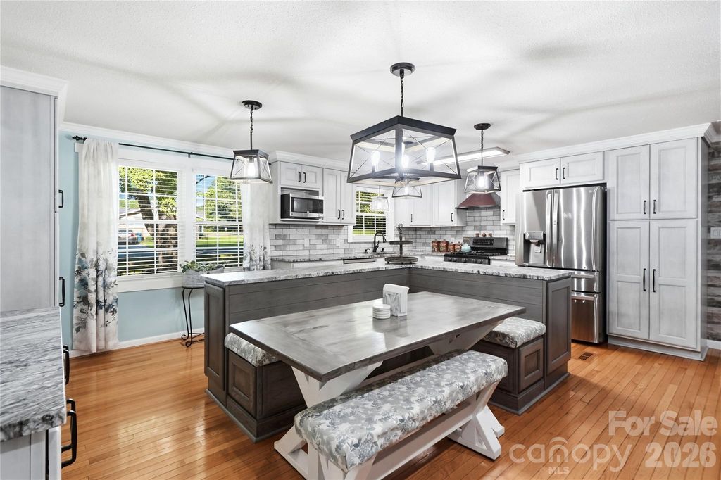 1690 26th Street NE, Hickory, NC 28601