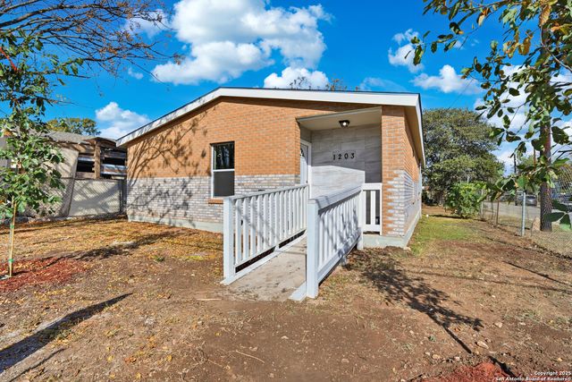 1203 Saltillo, San Antonio, TX 78207
