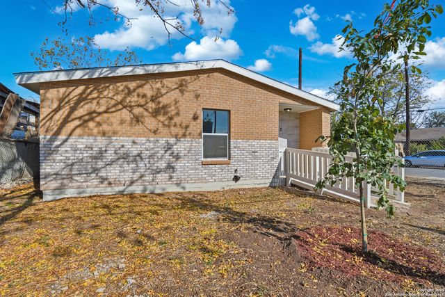 1203 Saltillo, San Antonio, TX 78207