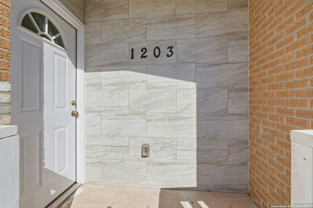 1203 Saltillo, San Antonio, TX 78207
