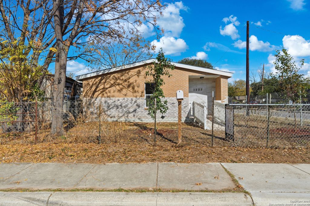 1203 Saltillo, San Antonio, TX 78207