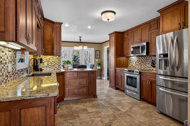 5934 SW 47th ST, Topeka, KS 66610