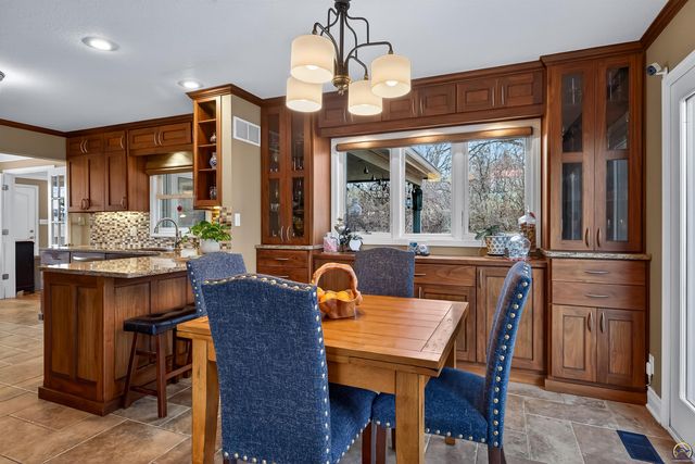 5934 SW 47th ST, Topeka, KS 66610