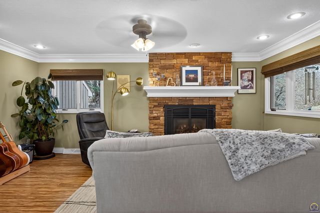 5934 SW 47th ST, Topeka, KS 66610