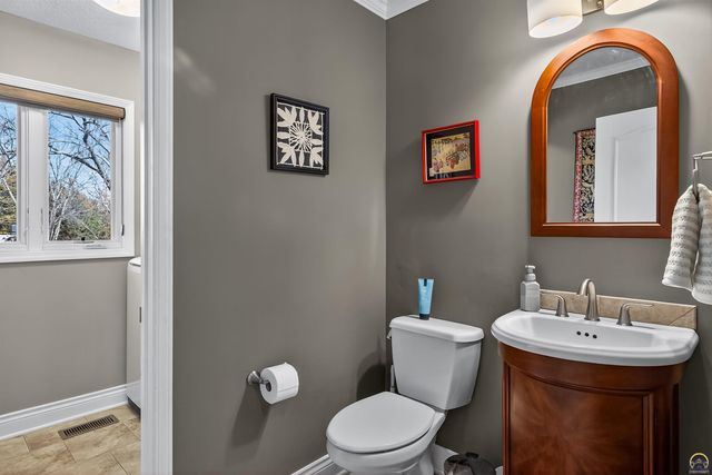 5934 SW 47th ST, Topeka, KS 66610