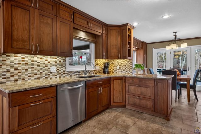 5934 SW 47th ST, Topeka, KS 66610