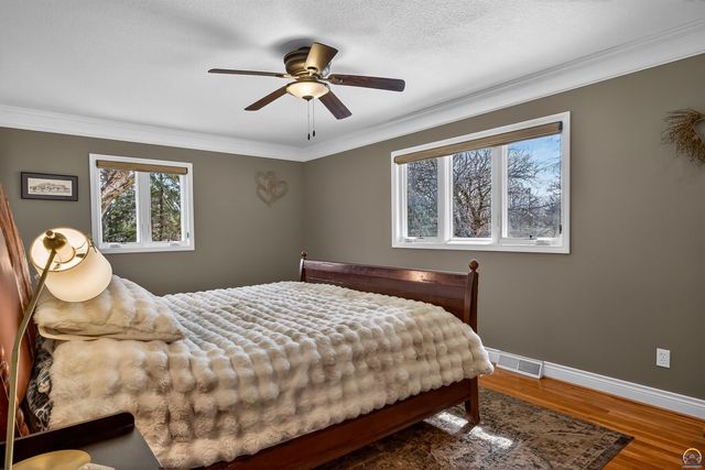 5934 SW 47th ST, Topeka, KS 66610