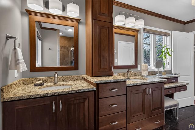 5934 SW 47th ST, Topeka, KS 66610