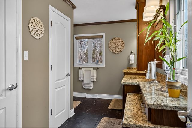 5934 SW 47th ST, Topeka, KS 66610