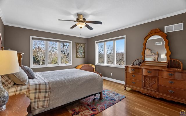 5934 SW 47th ST, Topeka, KS 66610