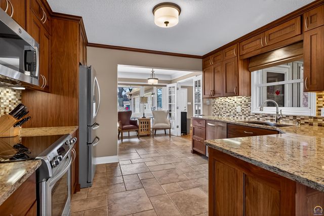 5934 SW 47th ST, Topeka, KS 66610