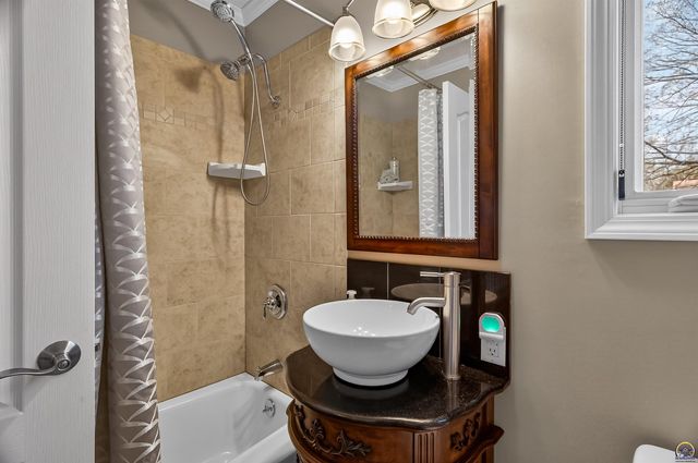 5934 SW 47th ST, Topeka, KS 66610