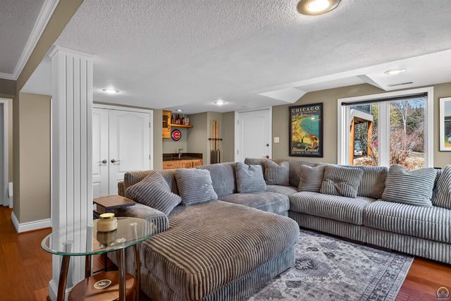 5934 SW 47th ST, Topeka, KS 66610