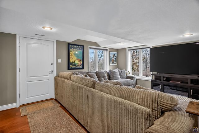 5934 SW 47th ST, Topeka, KS 66610