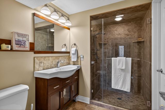 5934 SW 47th ST, Topeka, KS 66610