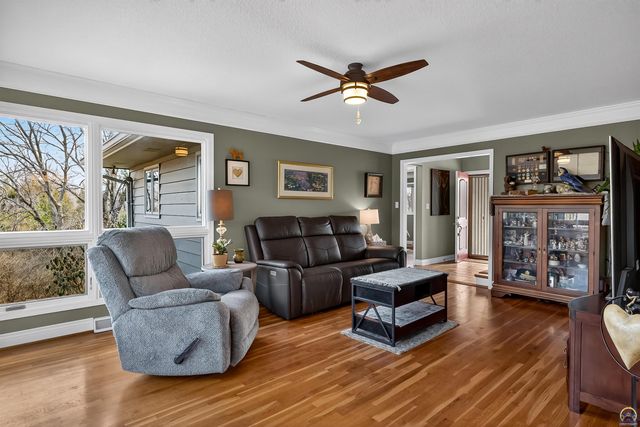 5934 SW 47th ST, Topeka, KS 66610