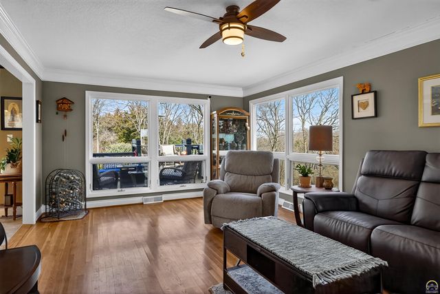 5934 SW 47th ST, Topeka, KS 66610