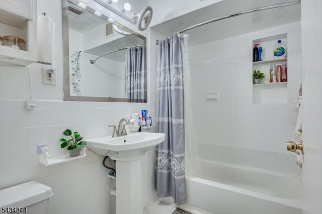 15 Markham Rd, Edison Twp., NJ 08817