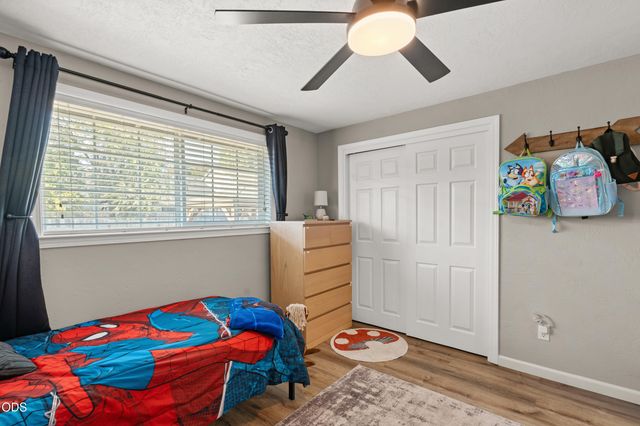 1011 Hermosa Drive, Central Point, OR 97502