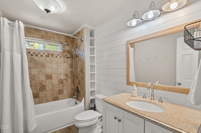 1011 Hermosa Drive, Central Point, OR 97502