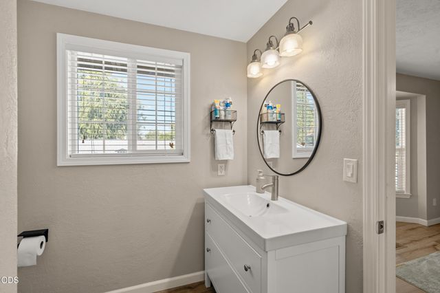 1011 Hermosa Drive, Central Point, OR 97502