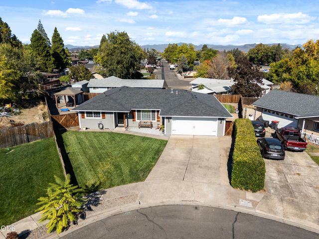 1011 Hermosa Drive, Central Point, OR 97502