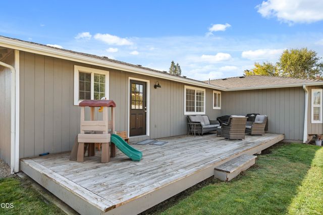 1011 Hermosa Drive, Central Point, OR 97502