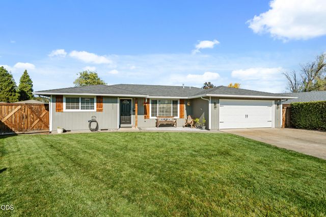 1011 Hermosa Drive, Central Point, OR 97502