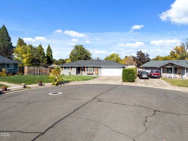 1011 Hermosa Drive, Central Point, OR 97502
