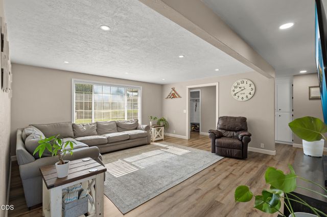 1011 Hermosa Drive, Central Point, OR 97502