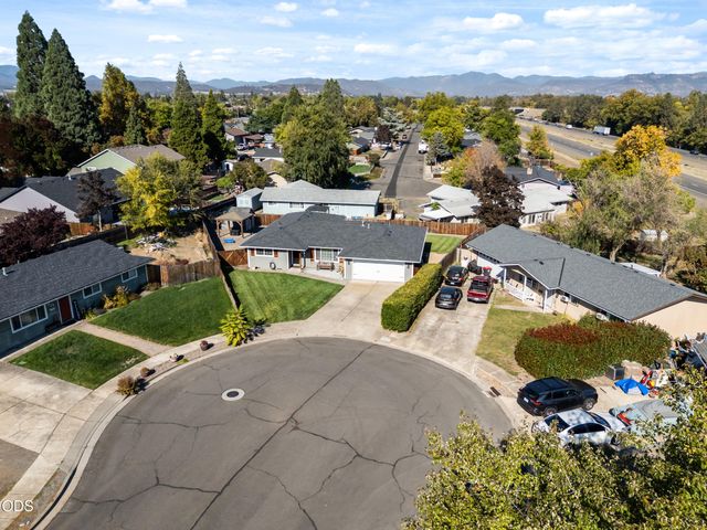 1011 Hermosa Drive, Central Point, OR 97502