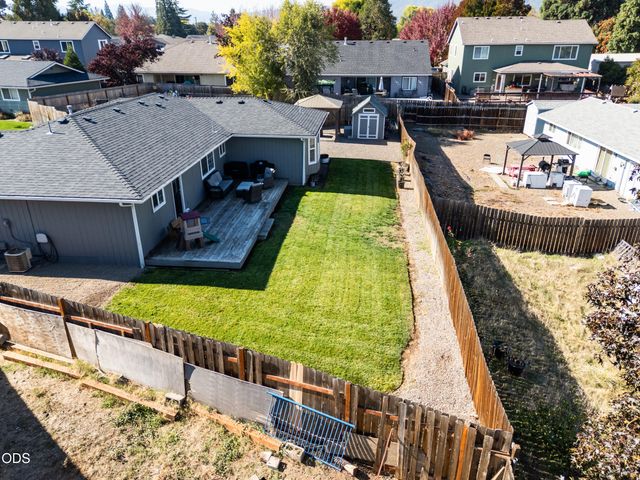 1011 Hermosa Drive, Central Point, OR 97502