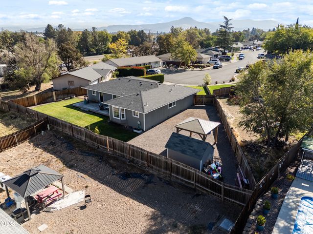 1011 Hermosa Drive, Central Point, OR 97502