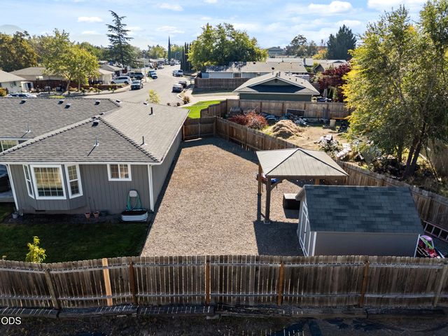 1011 Hermosa Drive, Central Point, OR 97502