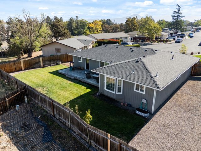 1011 Hermosa Drive, Central Point, OR 97502