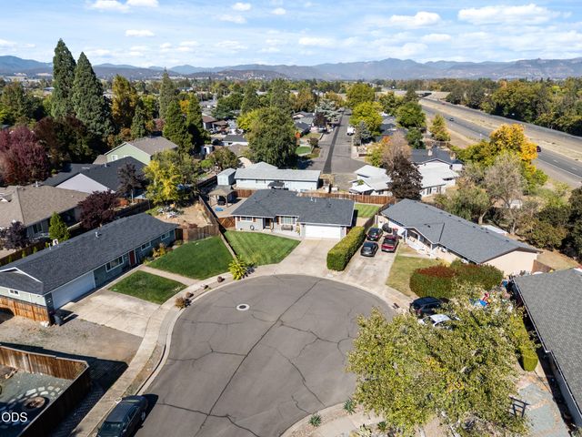 1011 Hermosa Drive, Central Point, OR 97502