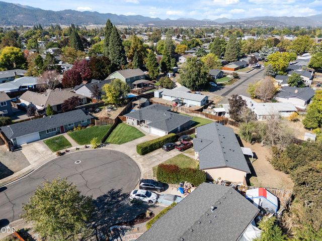1011 Hermosa Drive, Central Point, OR 97502