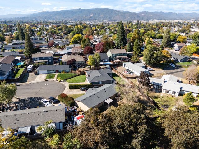 1011 Hermosa Drive, Central Point, OR 97502