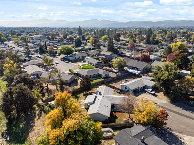 1011 Hermosa Drive, Central Point, OR 97502