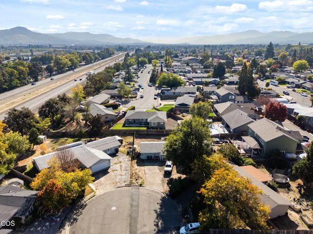 1011 Hermosa Drive, Central Point, OR 97502