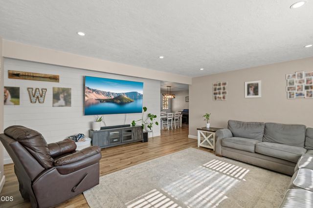 1011 Hermosa Drive, Central Point, OR 97502