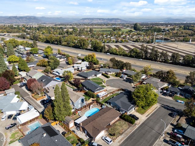 1011 Hermosa Drive, Central Point, OR 97502
