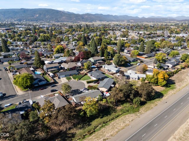 1011 Hermosa Drive, Central Point, OR 97502