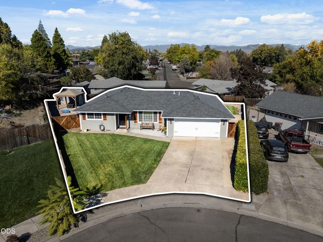 1011 Hermosa Drive, Central Point, OR 97502